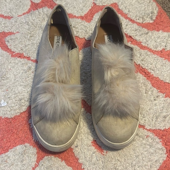 Steve Madden Shoes - Steve Madden tan shoes with fur pom Pom